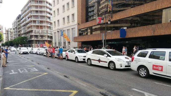 Los taxistas valencianos no ven las promesas de Fomento suficientes