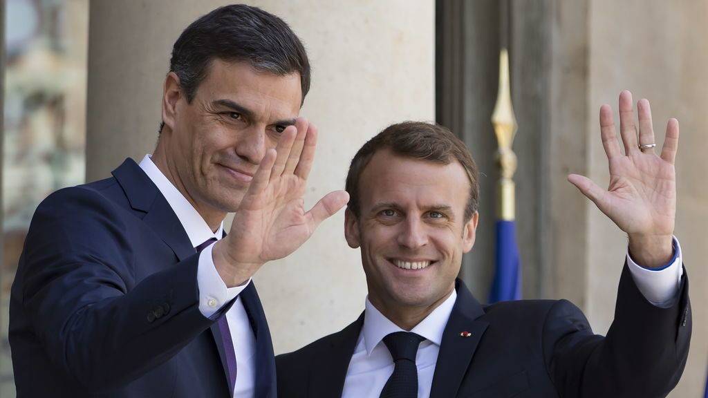 Pedro Sánchez en París junto a Macron, en su primer viaje oficial como presidente del Gobierno.