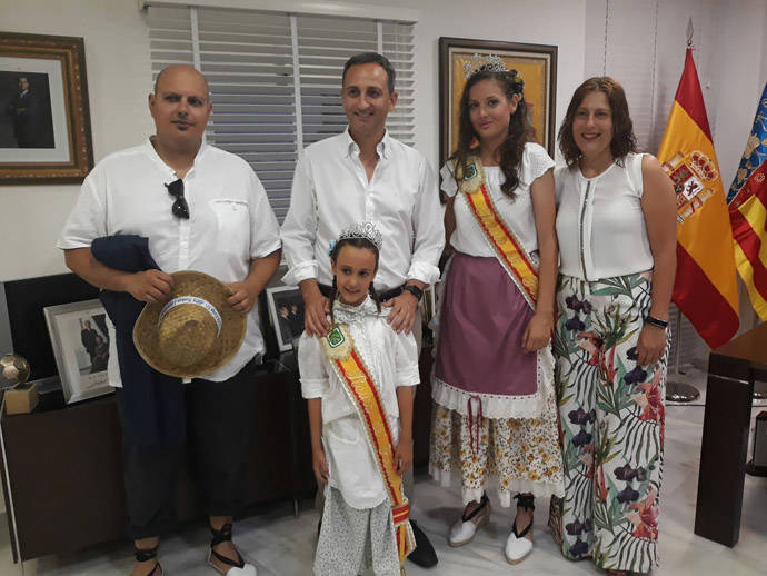 El alcalde de Calp, César Sánchez, con las reinas de fiestas.