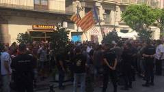 Los taxistas valencianos protestan ante el ministro Ábalos en la Generalitat