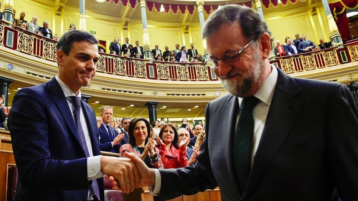 Sánchez saluda a Rajoy tras el triunfo de la moción de censura del PSOE.