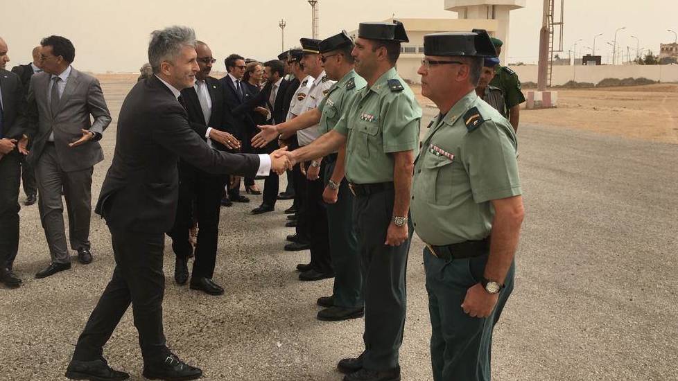 El ministro del Interior, Fernando Grande-Marlaska, saluda a varios mandos de la Guardia Civil.