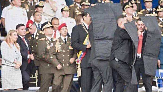 Momento exacto en que, tras escucharse una detonación, la Guardia protege a Maduro con escudos