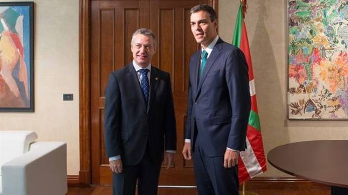 Sánchez con Urkullu, el primer presidente autonómico en entrar a La Moncloa