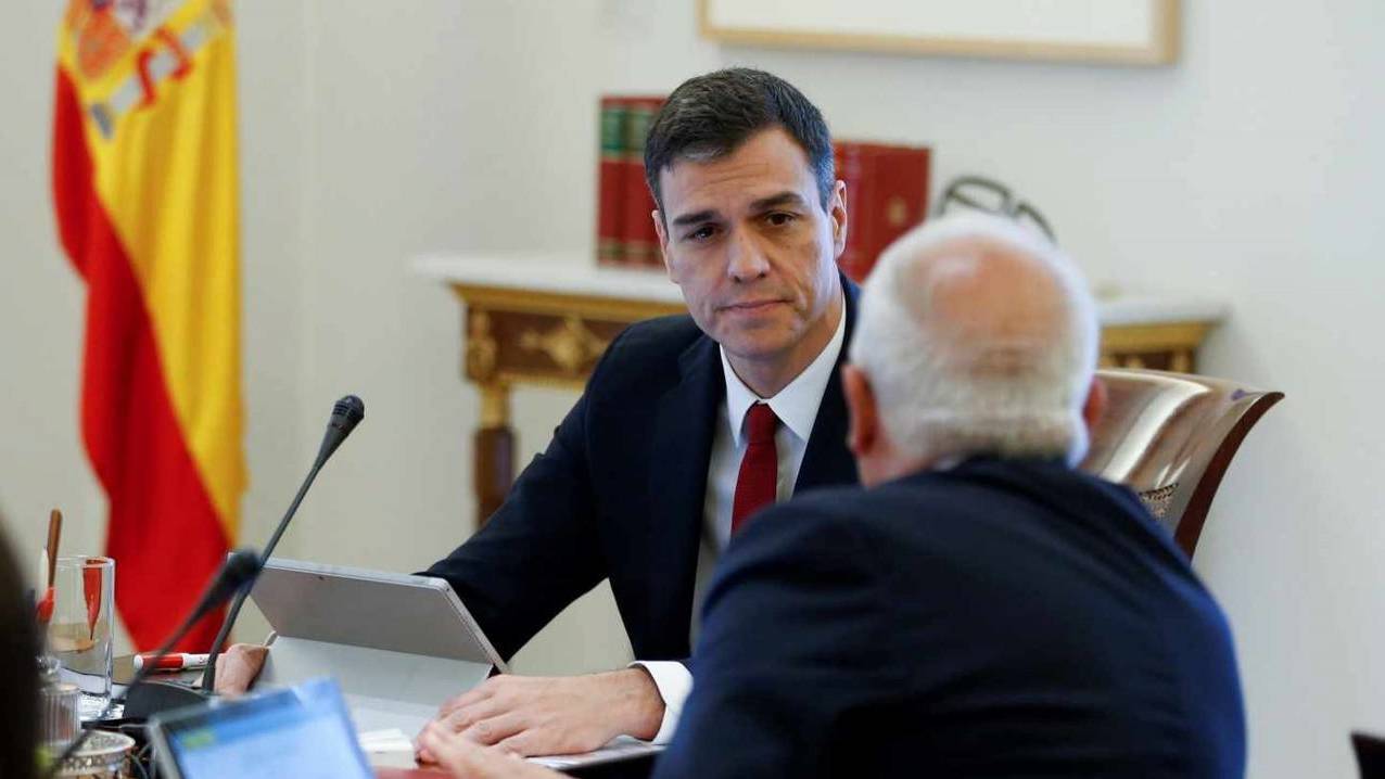 Pedro Sánchez, conversando con Josep Borrell en la reunión del Consejo de Ministros.