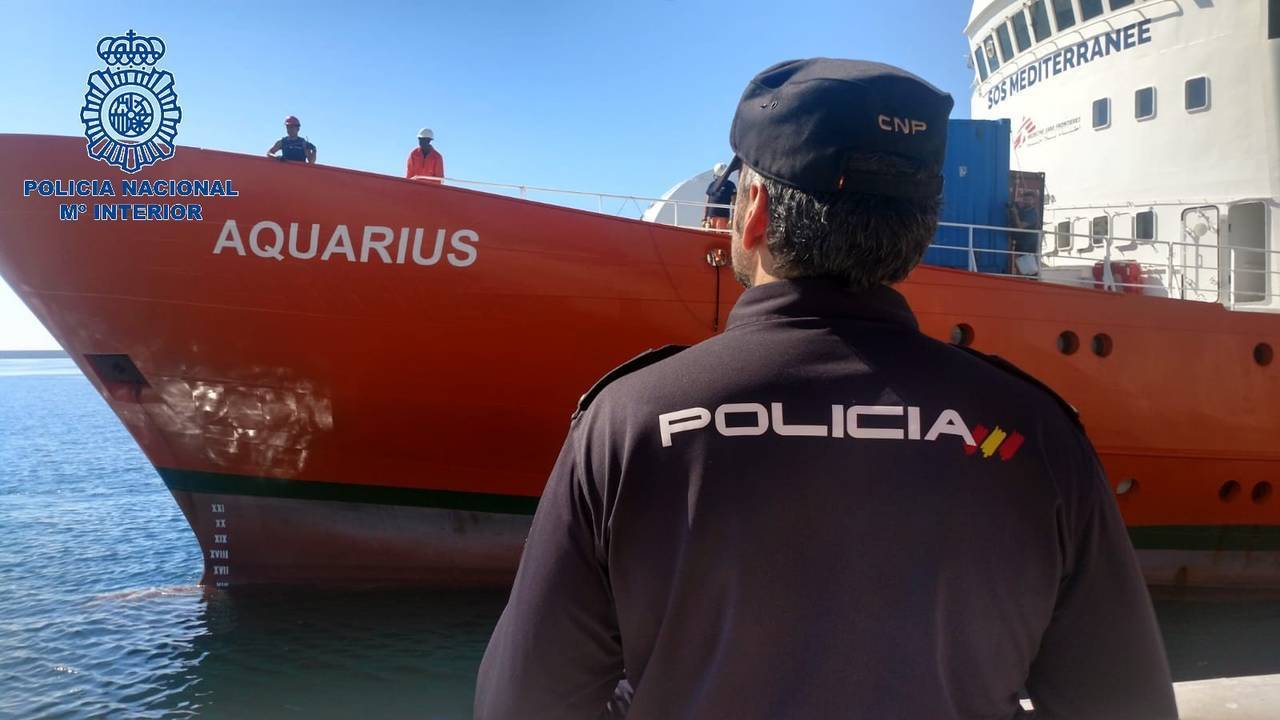 El Aquarius, desembarcando en el puerto de Valencia bajo custodia policial