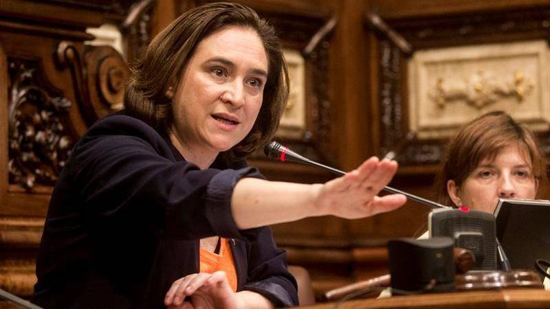 La alcaldesa de Barcelona, Ada Colau, cuestionada por todos.