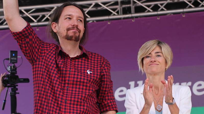 Pili Zabala junto a Pablo Iglesias, en un acto de Podemos en el País Vasco.