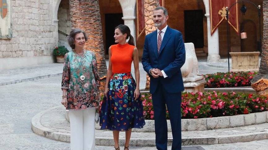 Doña Sofía, junto a los Reyes, la pasada semana en una recepción en Palma.