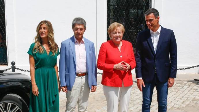 Sánchez y Merkel en Cádiz, con sus respectivas parejas