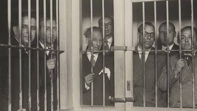 Companys, en el centro, ingresado en prisión en 1934 junto a su Govern
