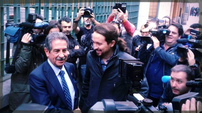 Revilla, con Pablo Iglesias en Santander en diciembre de 2015