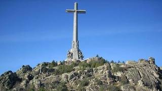La mayor fosa común de España, a la sombra de una cruz de 150 metros