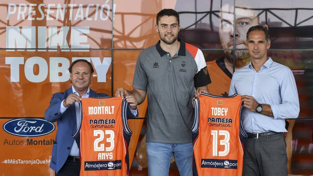 Las instalaciones de Ford Montalt acogieron el acto de presentación del acuerdo con el Valencia Basket Club y del fichaje de su nuevo jugador, Mike Tobey.