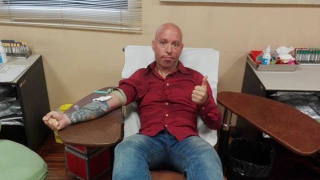 Raúl Rodríguez realizándose una extracción de sangre para ser donante de médula ósea