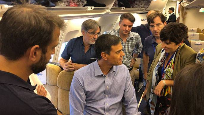 Pedro Sánchez conversando con los periodistas en el avión rumbo a Chile.