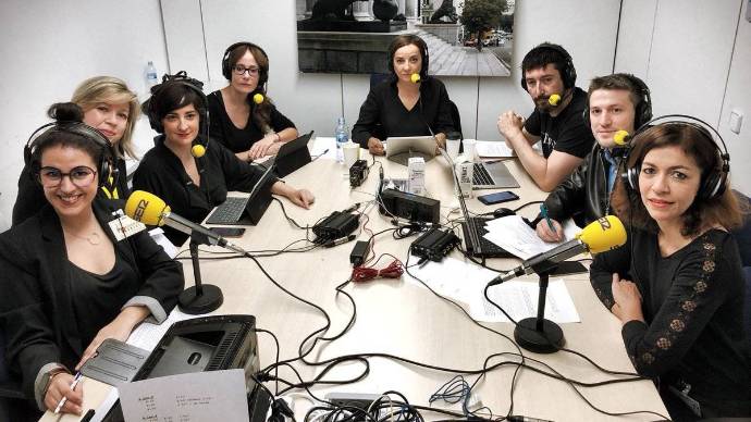 Sonia Sánchez (primera por la derecha) en un estudio móvil de la Ser