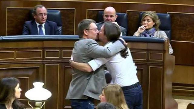 El famoso beso entre Iglesias y Domènech en el hemiciclo del Congreso.