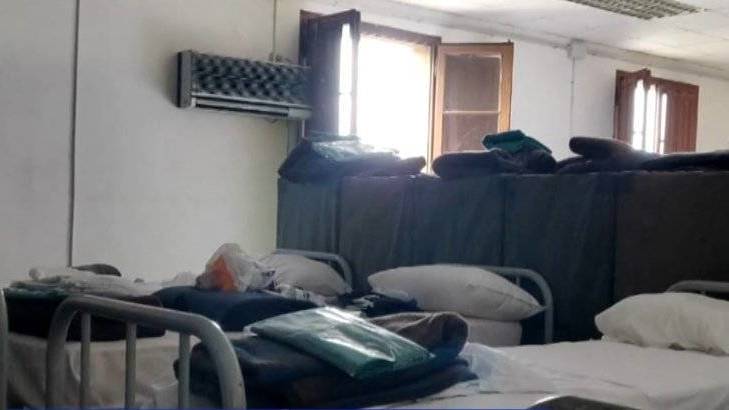 Hacinados en habitaciones como ésta están alojados los Policías desplazados por la Diada.