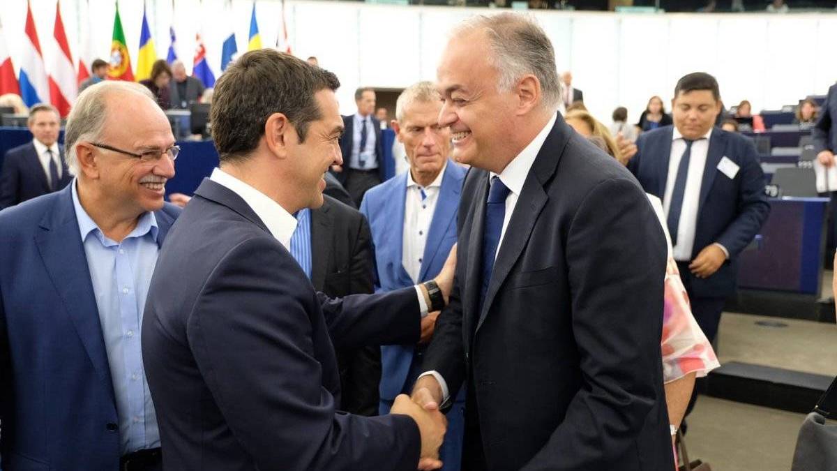 González Pons, este martes, saludando en la Eurocámara al primer ministro Tsipras.