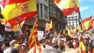 Los CDR revientan la manifestación para defender el español en las aulas catalanas
