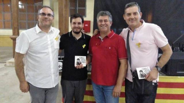 El cantnate Pau Alabajos y Roc Senent, concejal de Comercio de Burjassot, con simpatizantes de Compromís