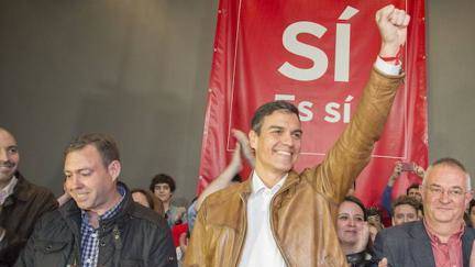 El alcalde de Jun, a la izquierda de Sánchez, en un acto de las primarias del PSOE.