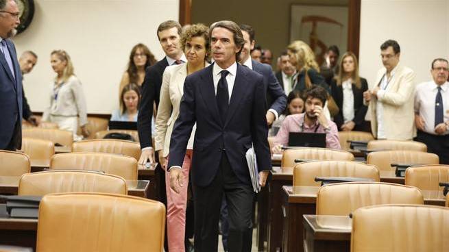 Aznar a su llegada a la comisión de investigación, arropado por Casado y la portavoz del PP en el Congreso.