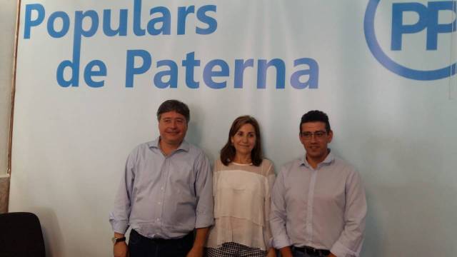 El diputado Luis Satamaría con María Villajos y José Vicente Riera (PP Paterna)
