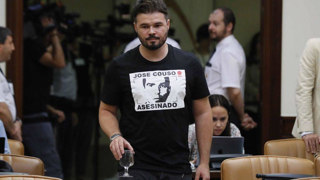 Gabriel Rufián, este martes, con una camiseta con la imagen del periodistas José Couso, muerto en Irak.