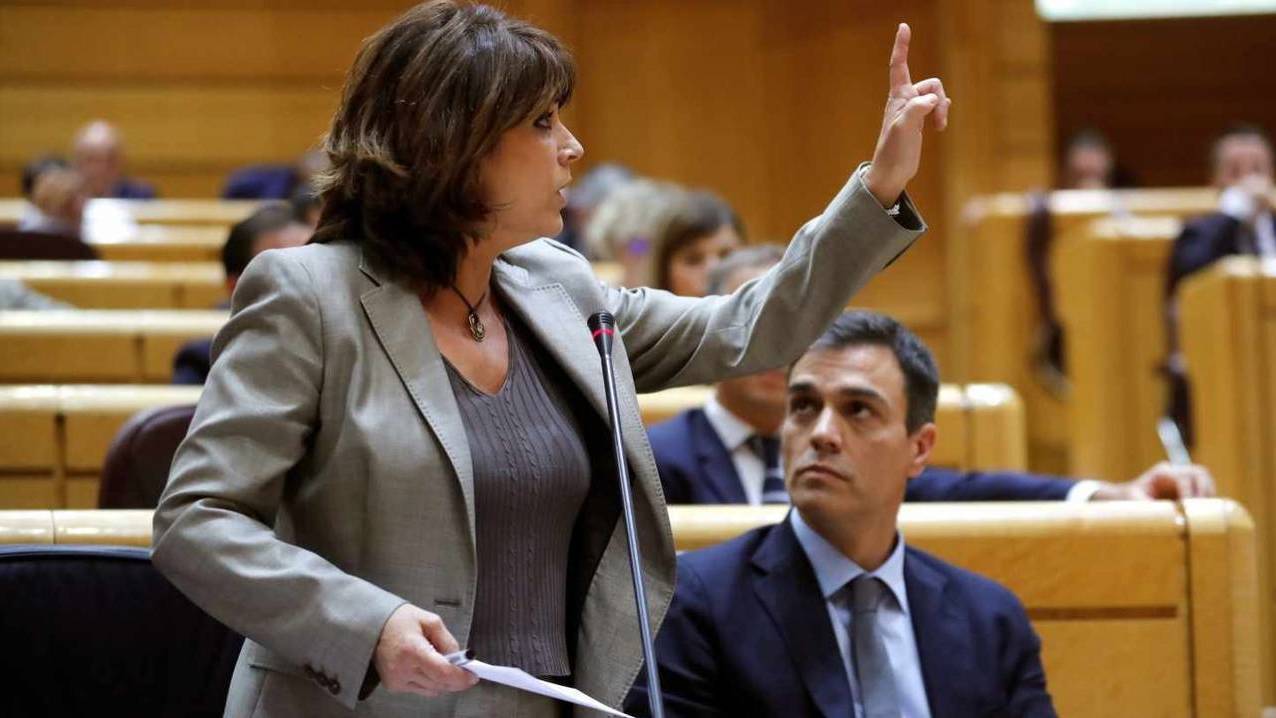 Dolores Delgado, observada por Pedro Sánchez, la semana pasada en el Senado.
