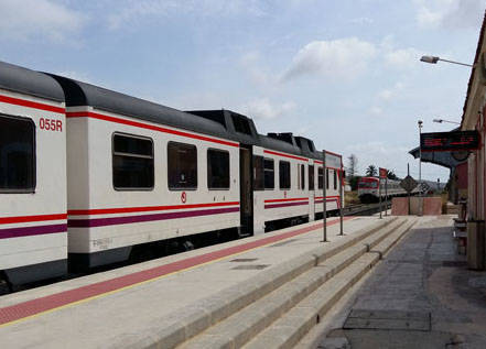 Tren diésel a su paso por la estación de Torrellano.