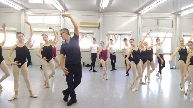 Alumnos del Conservatorio Profesional de Danza de Valencia, durante una clase