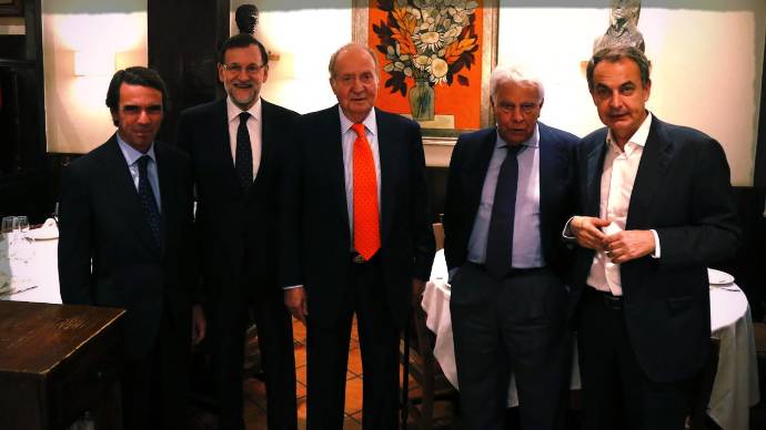 Aznar, Rajoy, el Rey Emérito, Felipe y Zapatero en una de las pocas imágenes de todos ellos juntos