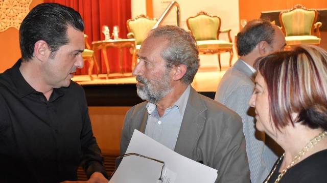 El Director General de Centros Docentes, Joaquín Carrión (centro), con el Presidente de ANPE Comunidad Valenciana (izquierda) y la Jefa de Relaciones Institucionales de la Conselleria de Educación