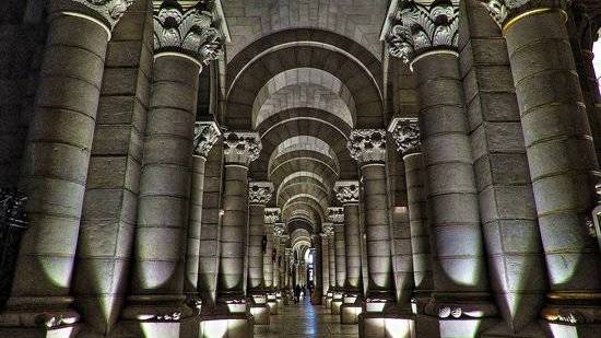 Nave central de la cripta de la Catedral de la Almudena