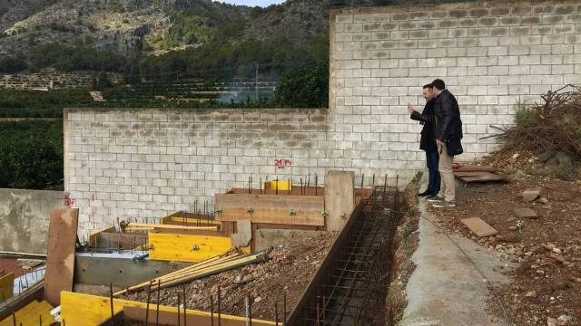 El alcalde de Tavernes de la Valldigna en la visita a las obras de construcción de los nichos
