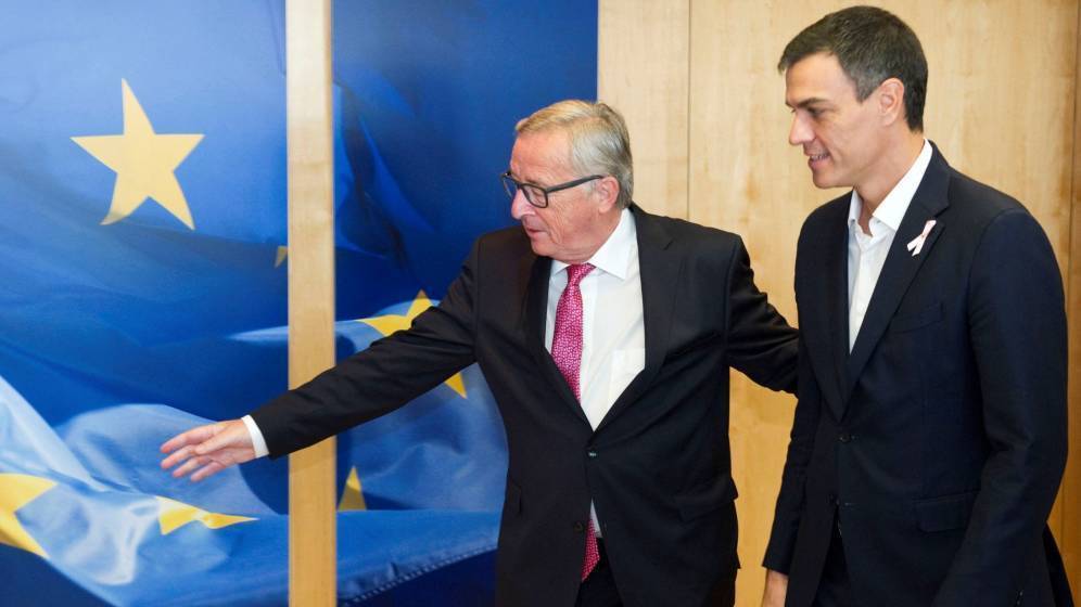Pedro Sánchez, en Bruselas junto al presidente de la Comisión Europea, Jean-Claude Juncker.