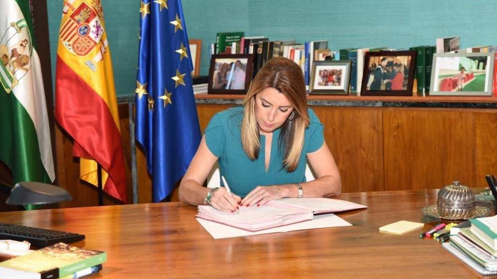 Susana Díaz, este lunes firmando el decreto de disolución del Parlamento andaluz.