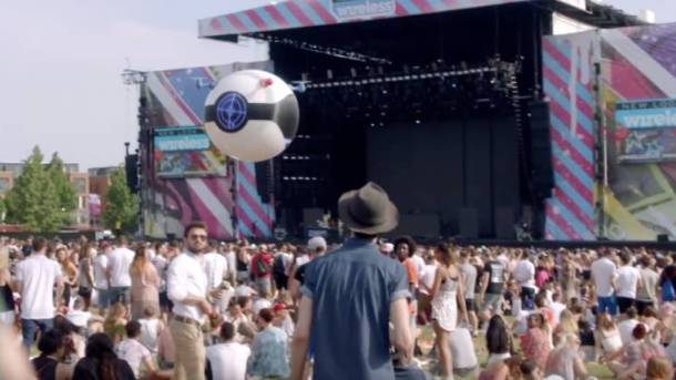 Dron sobrevolando en un festival de música