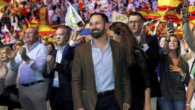 Ussía hace polvo a los votantes del PSOE recordando a Sánchez lo que quiere olvidar de Vox