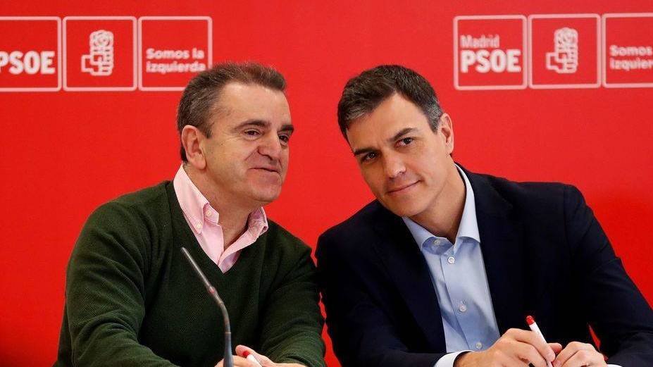 Pedro Sánchez y el líder del PSO-M, José Manuel Franco, en una reunión conjunta de sus ejecutivas.