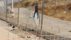 Un nuevo asalto a la valla de Melilla se salda con un muerto y 200 inmigrantes ya en España