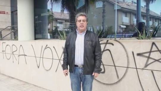 El presidente de VOX Valencia, delante de la fachada del restaurante La Ferradura, llena de pintadas contra VOX. 