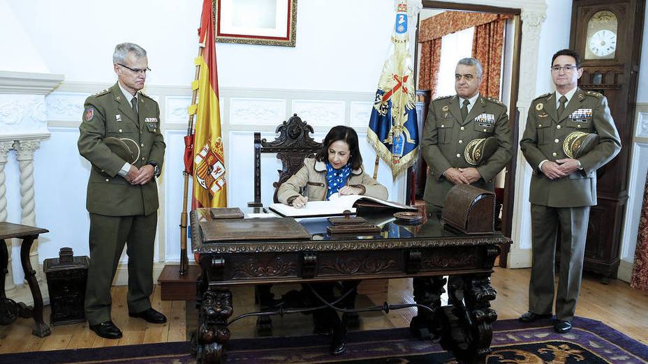 La ministra de Defensa, Margarita Robles, durante su visita reciente al Archivo General de Ávila.