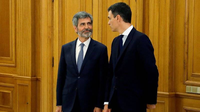 El presidente del Tribunal Supremo, Carlos Lesmes, junto al presidente del Gobierno, Pedro Sánchez.