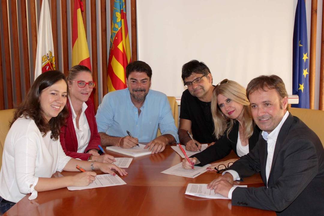 El alcalde junto a los portavoces municipales del Ayuntamiento de Alicante.