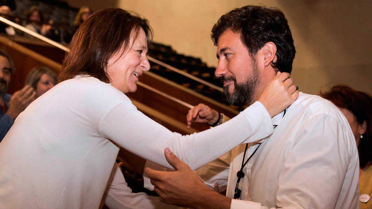Carolina Bescansa y su rival en las primarias de Podemos Galicia, Antón Gómez Reino.
