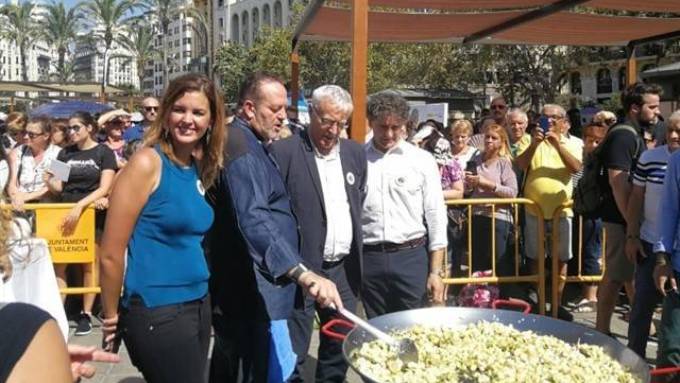 Sandra Gómez, Joan Ribó y Francesc Colomer, en la celerbación del Día Mundial de la Paella.
