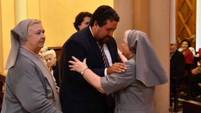 El presidente de la Diputación de Castellón con las hermanas de La Consolación 
